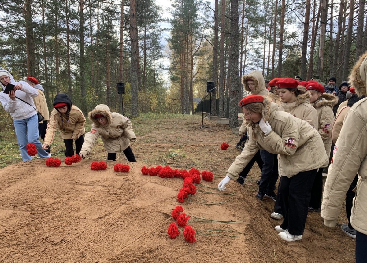 Перезахоронение бойцов, поднятых в ходе Вахты памяти.