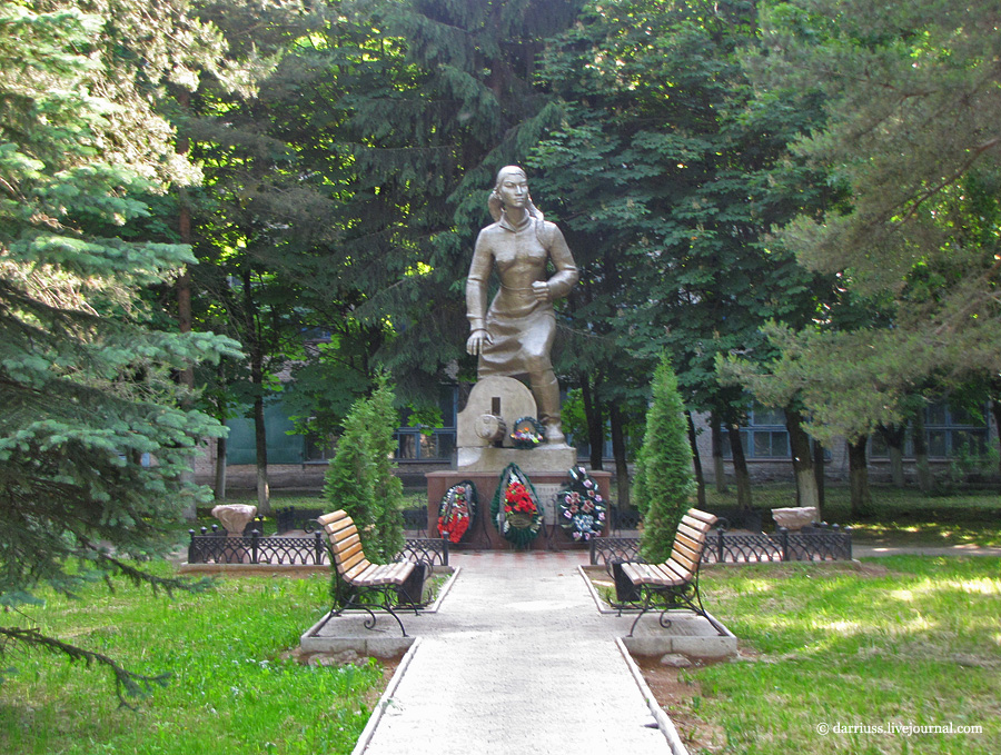 Памятник Герою Советского Союза М.Маметовой.
