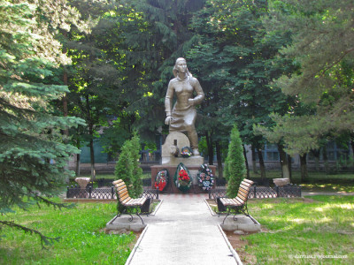 Памятник Герою Советского Союза М.Маметовой.